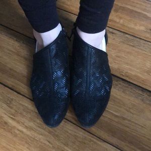 Quipid size 6 black flats